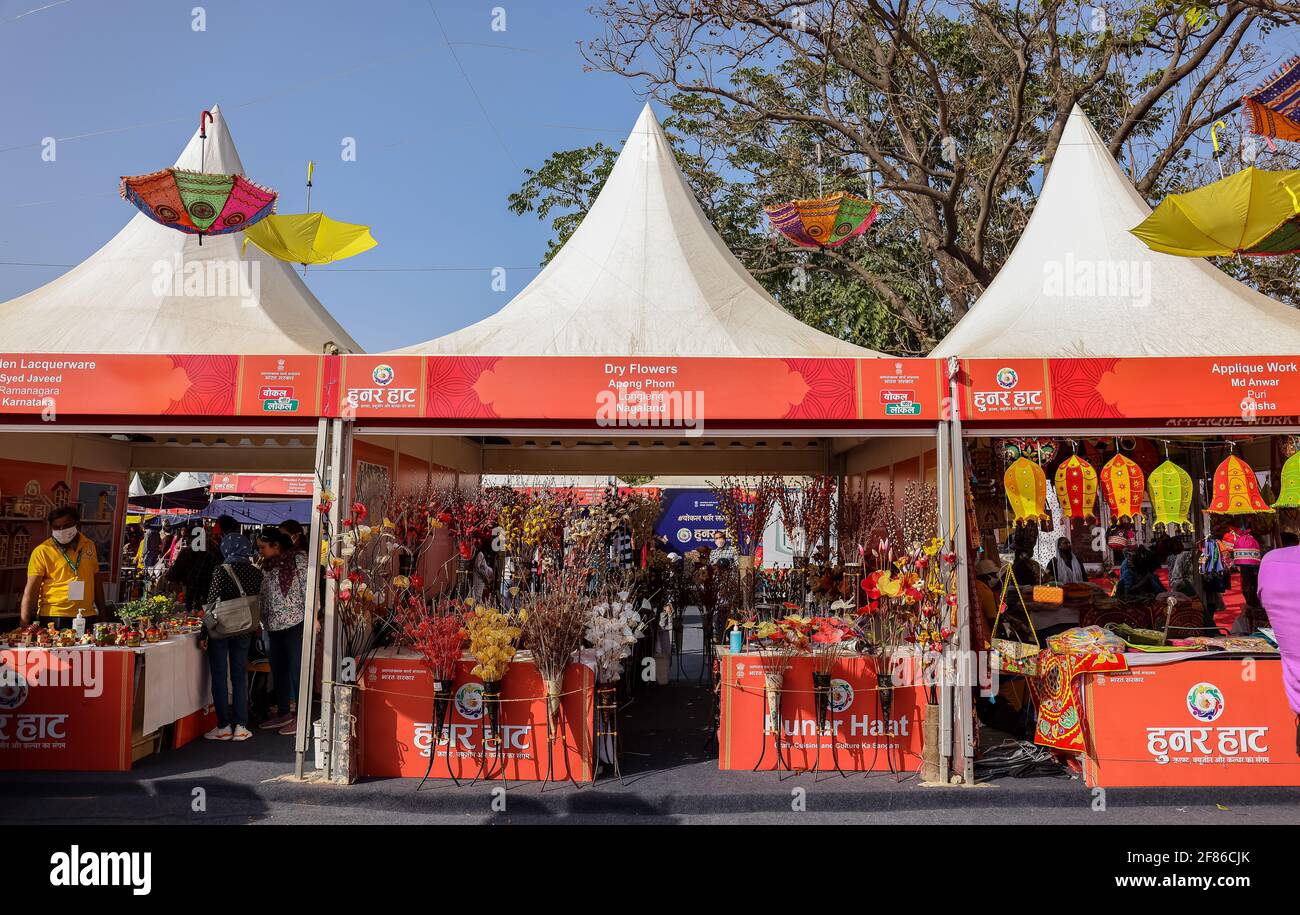 Prodotti artigianali fatti a mano per la casa e le donne in mostra per la vendita alla fiera Hunar Haat a Nuova Delhi. Foto Stock