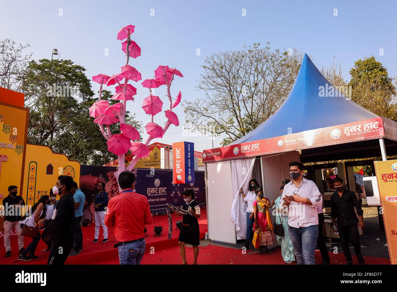 NEW DELHI, INDIA - FEBBRAIO 2021 : una vista sulla fiera di Hunar Haat con negozi del mercato locale e decorazione colorata per attirare clienti e turisti. Foto Stock