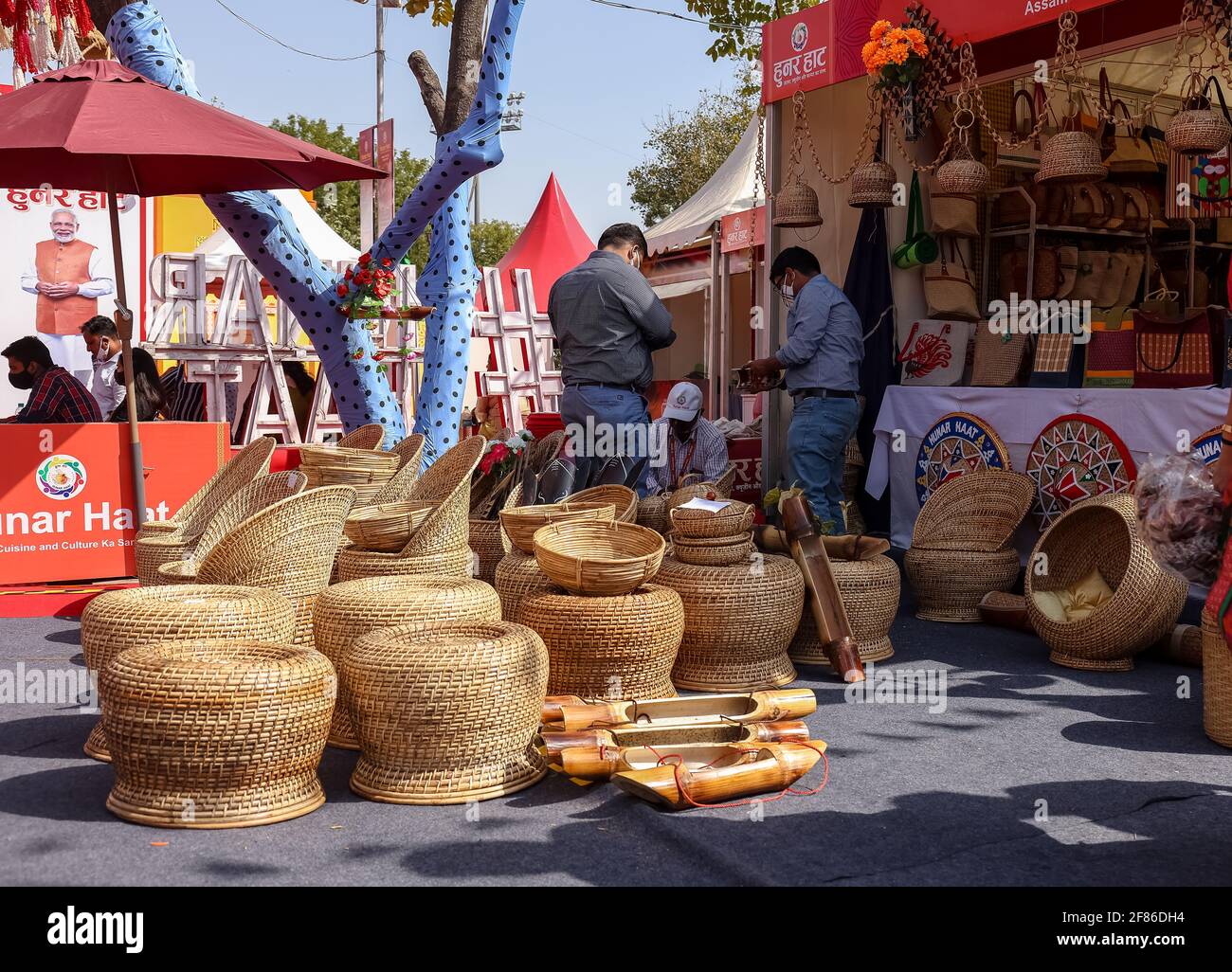 Prodotti artigianali fatti a mano per la casa e le donne in mostra per la vendita alla fiera Hunar Haat a Nuova Delhi. Foto Stock