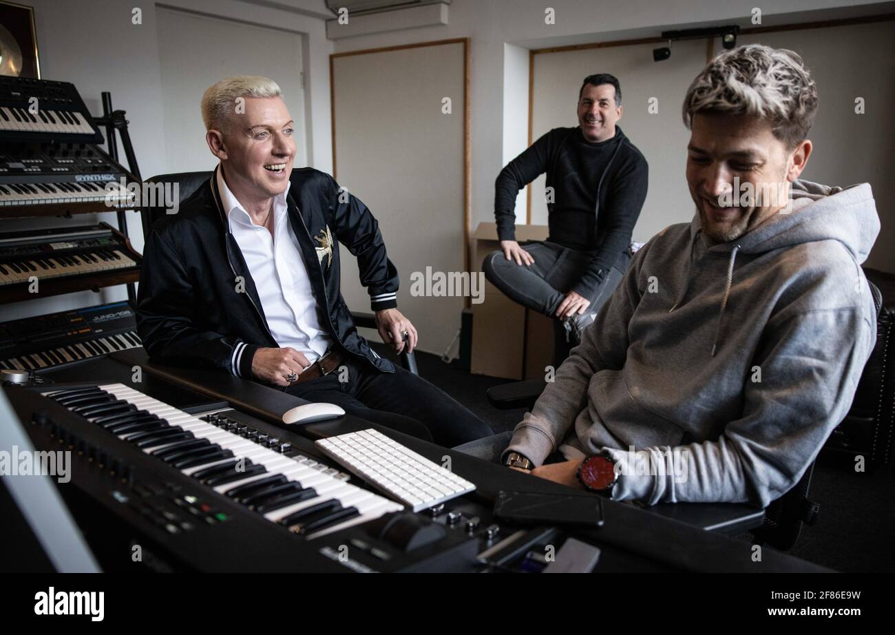 Amburgo, Germania. 09 aprile 2021. H.P. Baxxxter (l), frontman e cantante della band Scooter, e i suoi membri della band Sebastian Schilde (r) e Michael Simon in una sessione fotografica dopo un'intervista nel suo studio per la presentazione di un nuovo album. Scooter rilascerà "God Save the Rave", il loro ventesimo album in studio, su 16.04.2021. Credit: Christian Charisius/dpa/Alamy Live News Foto Stock