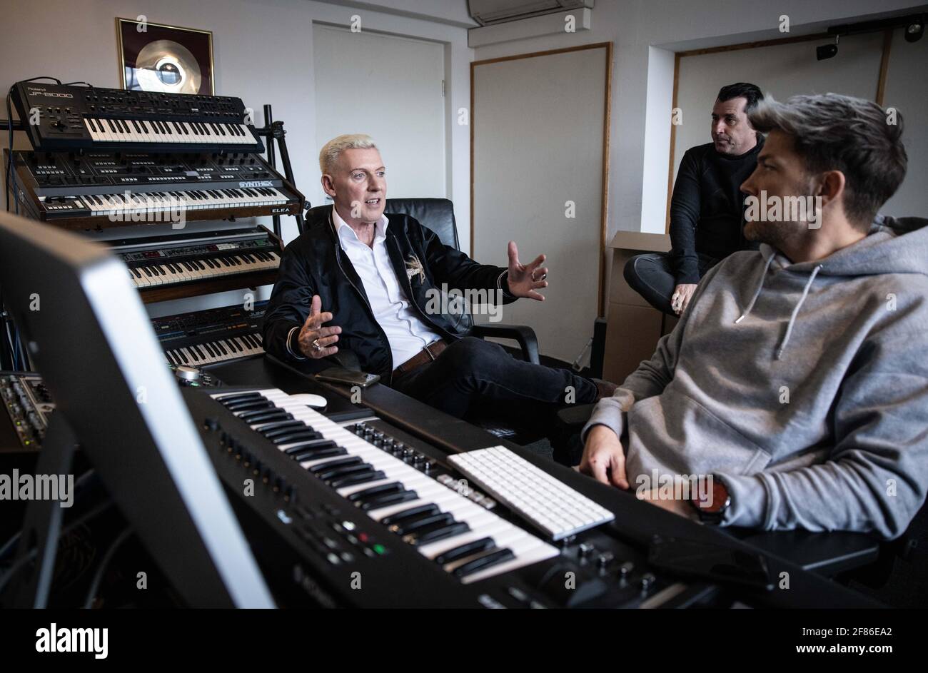 Amburgo, Germania. 09 aprile 2021. H.P. Baxxxter (l), frontman e cantante della band Scooter, e i suoi membri della band Sebastian Schilde (r) e Michael Simon in una sessione fotografica dopo un'intervista nel suo studio per la presentazione di un nuovo album. Scooter rilascerà "God Save the Rave", il loro ventesimo album in studio, su 16.04.2021. Credit: Christian Charisius/dpa/Alamy Live News Foto Stock
