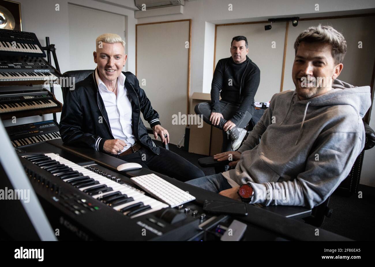 Amburgo, Germania. 09 aprile 2021. H.P. Baxxxter (l), frontman e cantante della band Scooter, e i suoi membri della band Sebastian Schilde (r) e Michael Simon in una sessione fotografica dopo un'intervista nel suo studio per la presentazione di un nuovo album. Scooter rilascerà "God Save the Rave", il loro ventesimo album in studio, su 16.04.2021. Credit: Christian Charisius/dpa/Alamy Live News Foto Stock