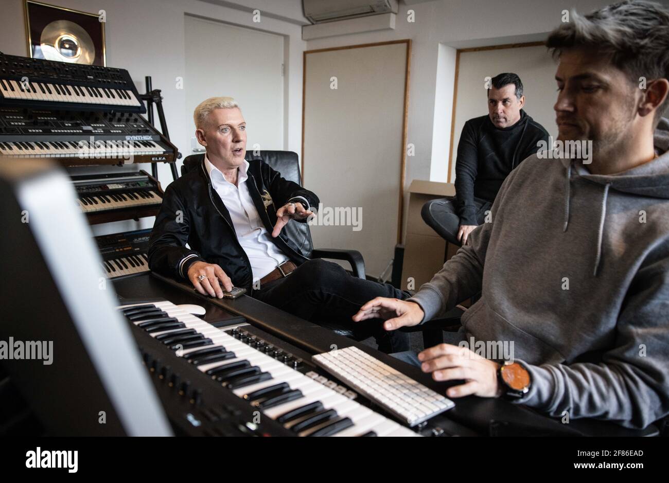 Amburgo, Germania. 09 aprile 2021. H.P. Baxxxter (l), frontman e cantante della band Scooter, e i suoi membri della band Sebastian Schilde (r) e Michael Simon in una sessione fotografica dopo un'intervista nel suo studio per la presentazione di un nuovo album. Scooter rilascerà "God Save the Rave", il loro ventesimo album in studio, su 16.04.2021. Credit: Christian Charisius/dpa/Alamy Live News Foto Stock