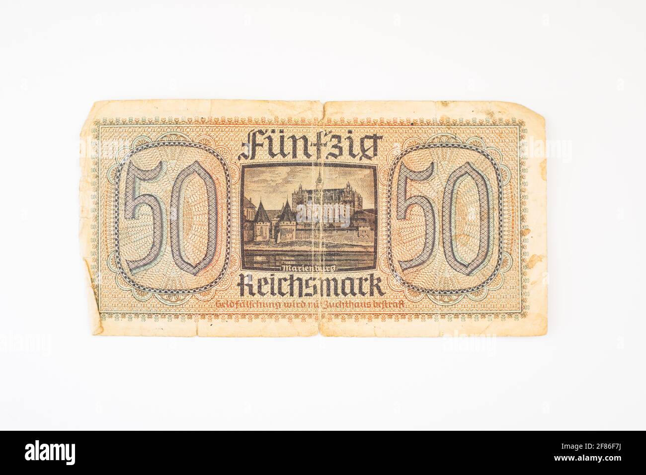 KATOWI, POLONIA - 28 marzo 2021: 50 marchi tedeschi dal 1939 al 1945. Banconota tedesca dei tempi del terzo Reich su sfondo bianco. Foto Stock