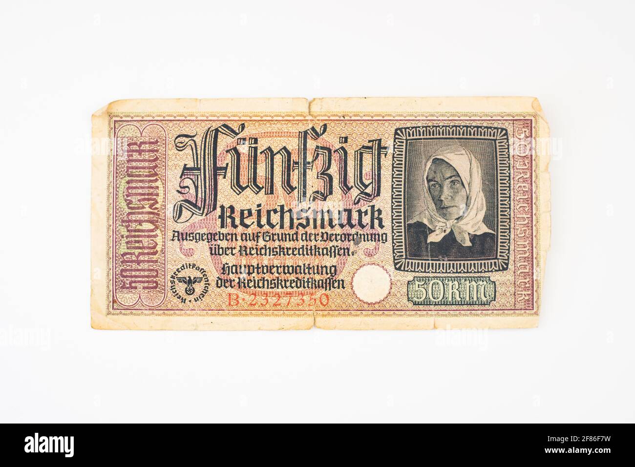 KATOWI, POLONIA - 28 marzo 2021: 50 marchi tedeschi dal 1939 al 1945. Banconota tedesca dei tempi del terzo Reich su sfondo bianco. Foto Stock