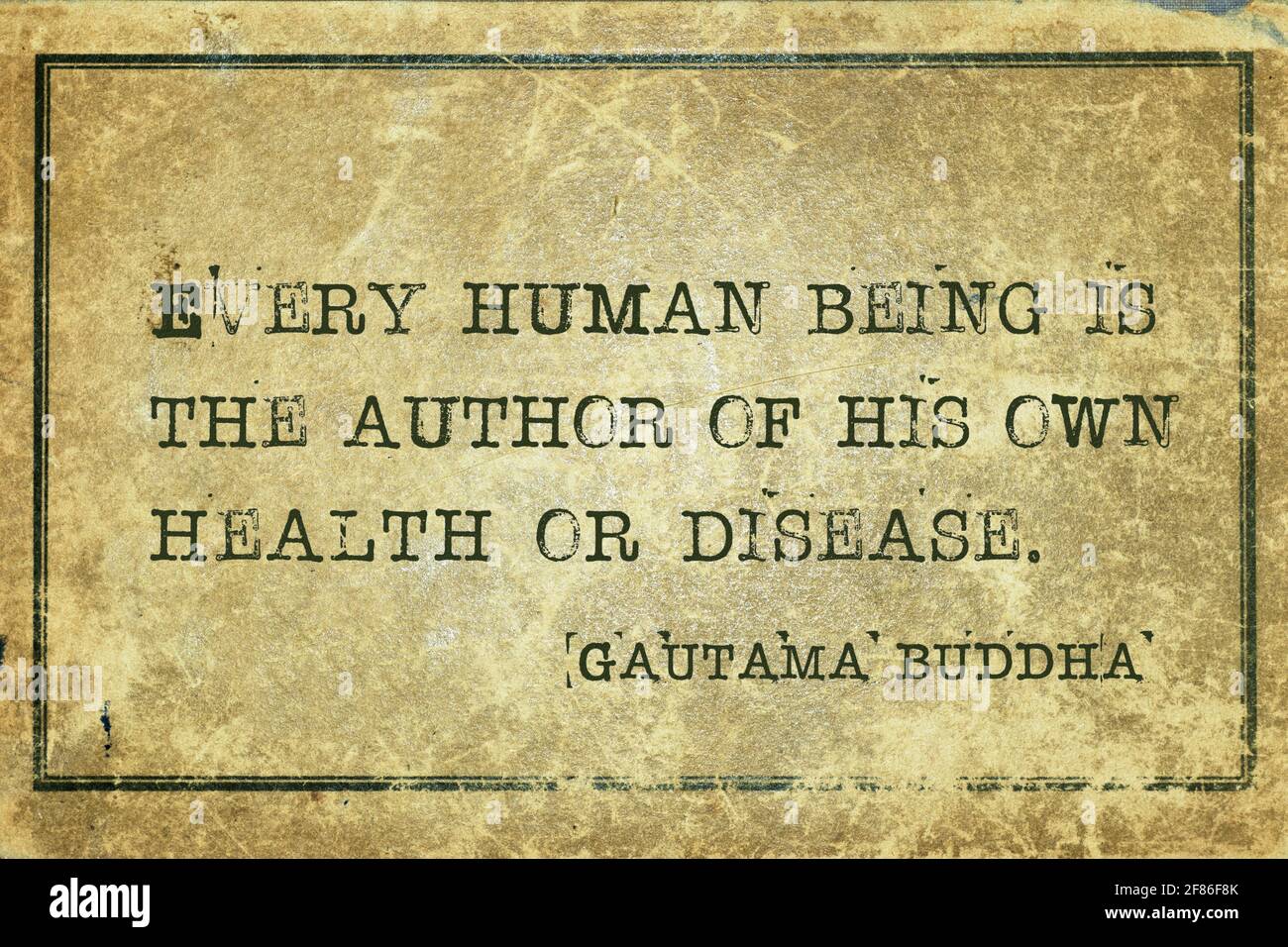Ogni essere umano è l'autore della propria salute O malattia - famosa citazione di Gautama Buddha stampato sopra grunge cartone vintage Foto Stock