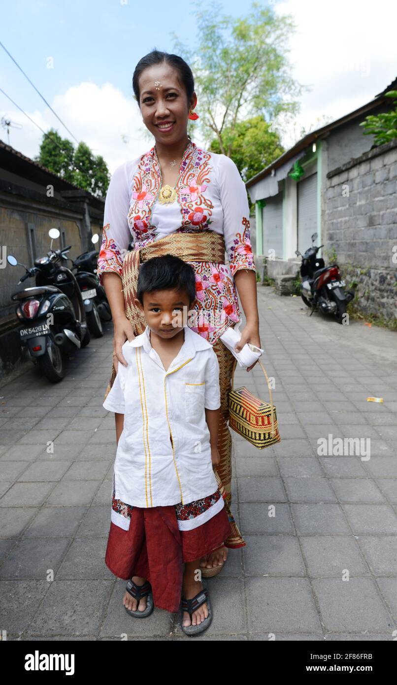 Una donna balinese con il suo ragazzo. Foto Stock