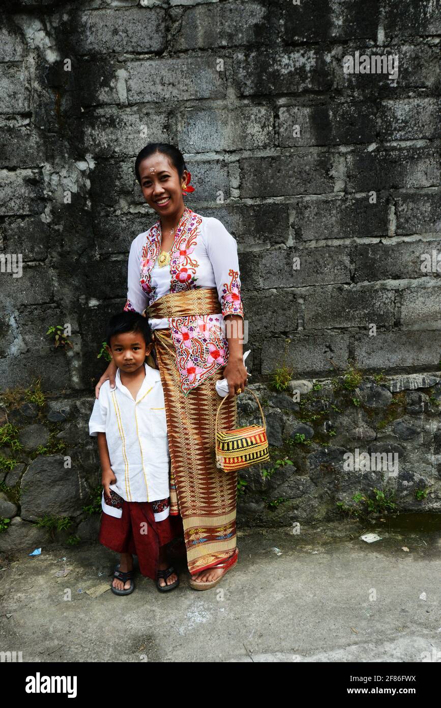 Una donna balinese con il suo ragazzo. Foto Stock
