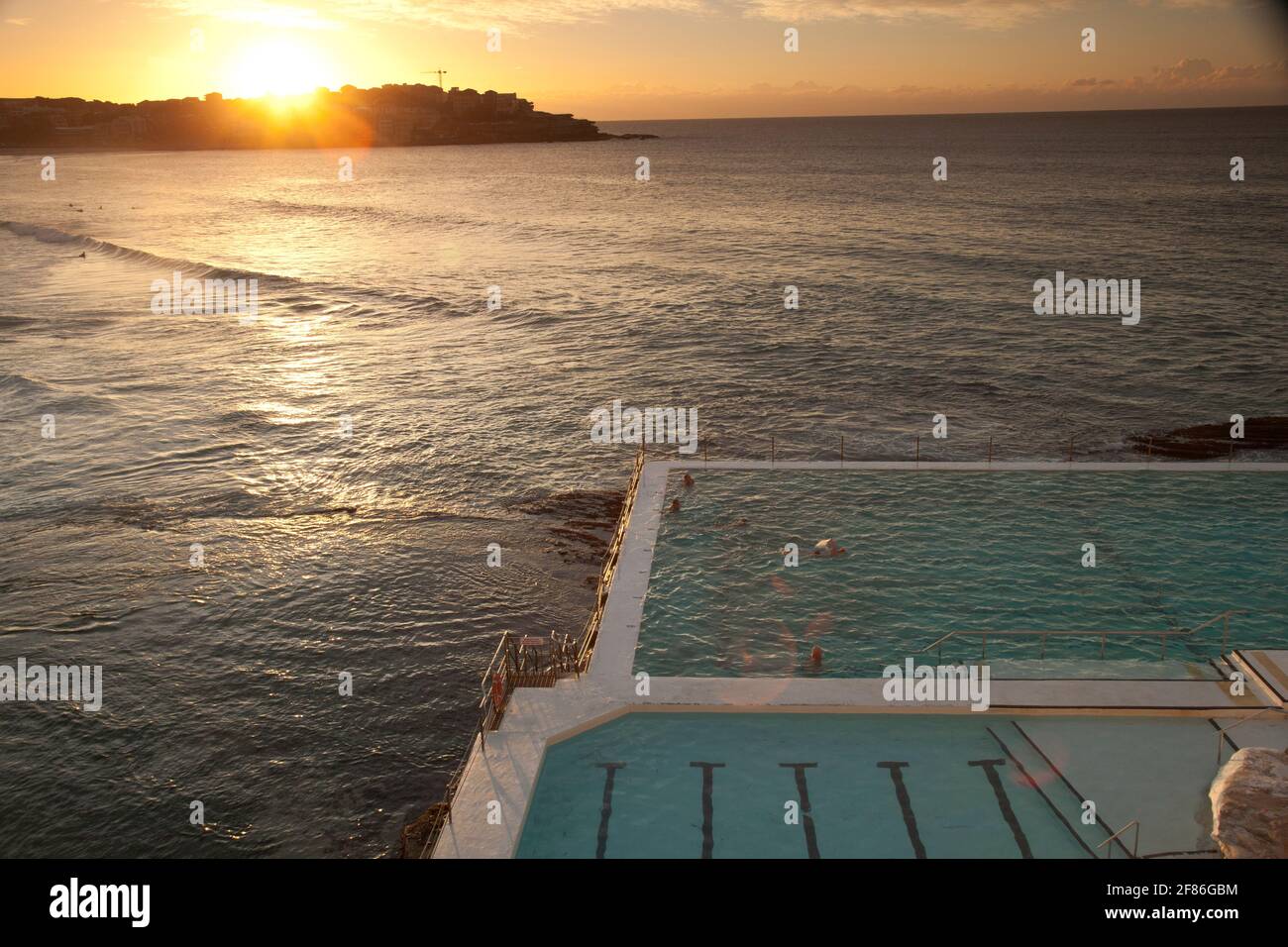 Alba presso la piscina Bondi iceberg di Bondi, Sydney, Australia Foto Stock