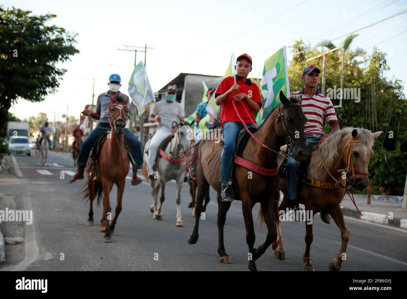 mata de sao joao, bahia, brasile - 10 novembre 2020: Si vedono le persone a cavallo durante una passeggiata nella città di Mata de Saoa Joao. Foto Stock