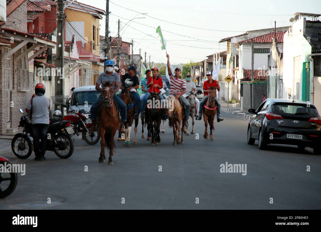 mata de sao joao, bahia, brasile - 10 novembre 2020: Si vedono le persone a cavallo durante una passeggiata nella città di Mata de Saoa Joao. Foto Stock