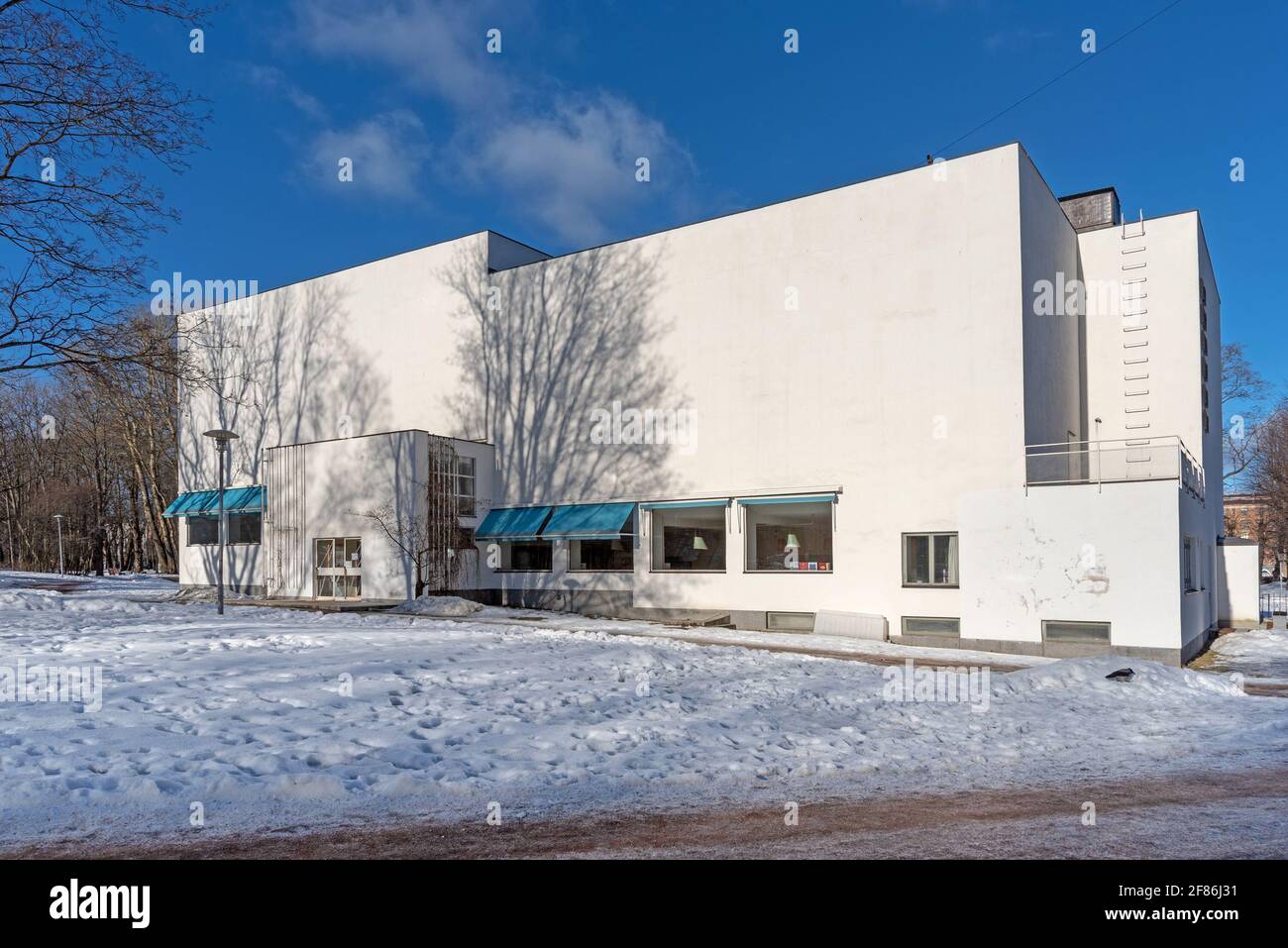 Vyborg, Regione di Leningrad, Russia - 4 marzo 2021: Biblioteca centrale di Alvar Aalto nel parco di Lenin (Esplanade) Foto Stock