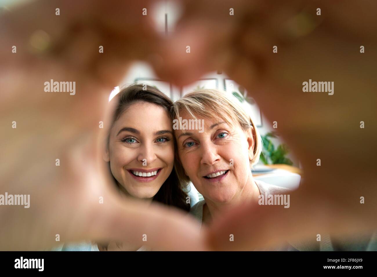 Due donne mani di sagomatura di un cuore Foto Stock