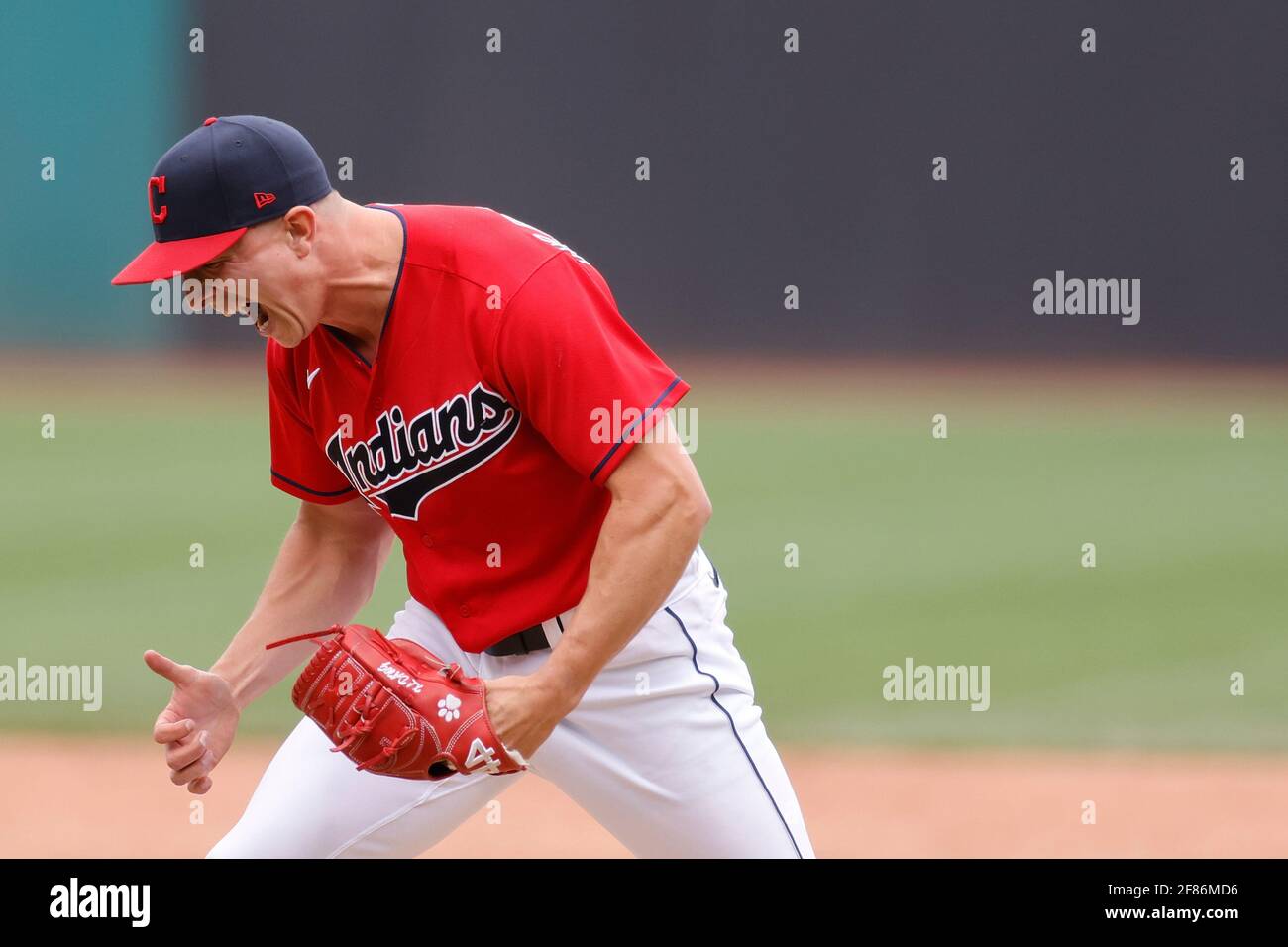 CLEVELAND, OH - APRILE 11: James Karinchak (99) degli Indiani di Cleveland reagisce dopo aver cacciato un battitore durante una partita contro i Detroit Tigers a. Foto Stock