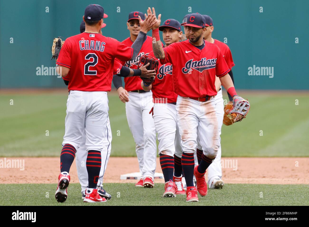 CLEVELAND, OH - 11 APRILE: I giocatori dei Cleveland Indians festeggiano dopo la vittoria contro i Detroit Tigers al Progressive Field l'11 aprile 2021 a Cleveland, Ohio. Gli Indians sconfissero i Tigers per 5-2. (Joe Robbins/immagine dello sport) Foto Stock