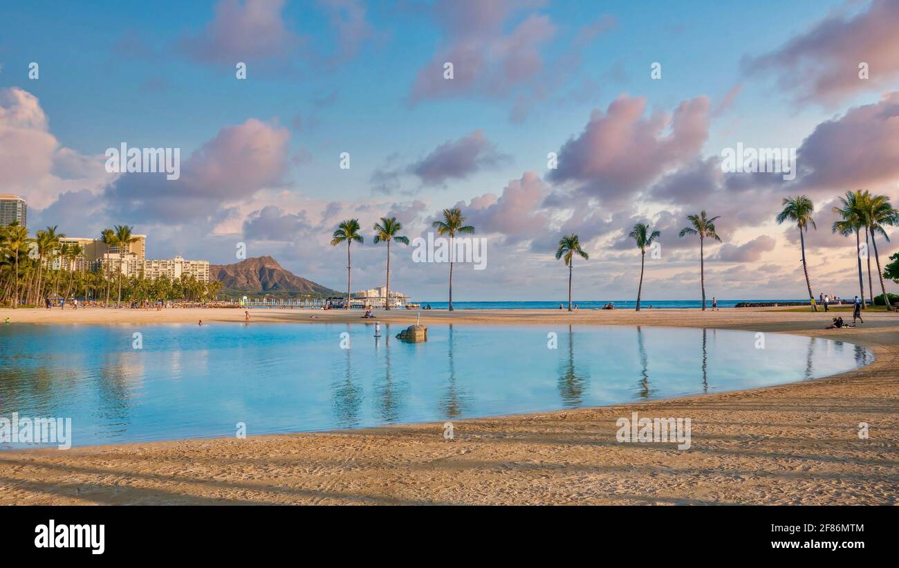 Honolulu, Hawaii - 16 marzo 2015. Splendide nuvole al tramonto sulla spiaggia di Waikiki a Honolulu, con il simbolo Diamond Head sullo sfondo. Foto Stock
