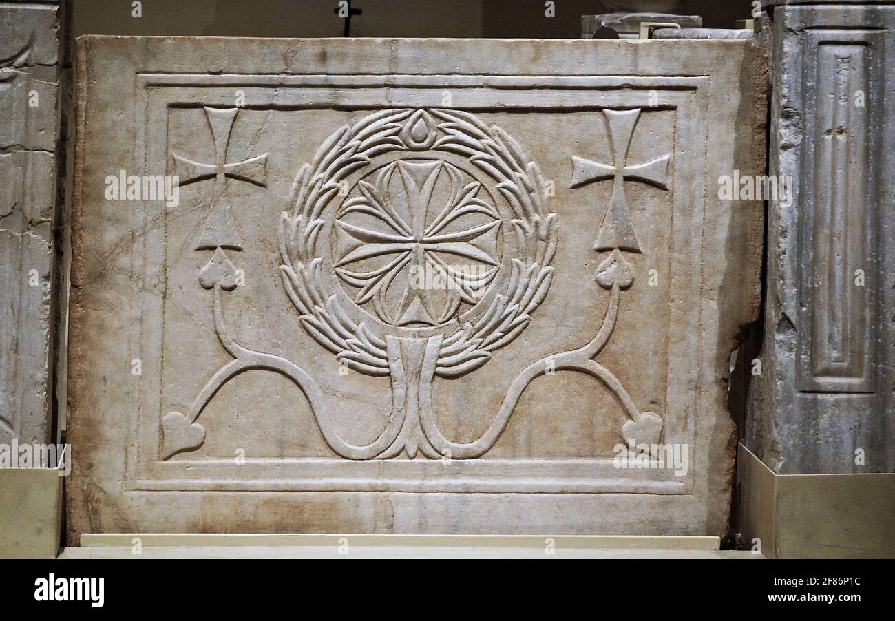 6795. Schermo in marmo decorato con croci, chiesa bizantina, c.. 6. C. Massuot Yizhak, Negev, Israele Foto Stock