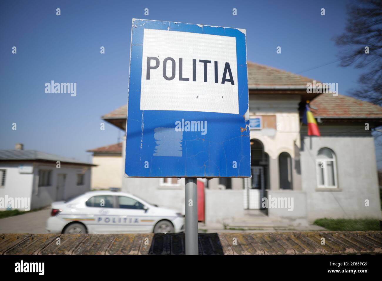 Sintesti, Romania - 11 aprile 2021: Segnale di polizia di fronte a una stazione di polizia in una zona rurale della Romania. Foto Stock