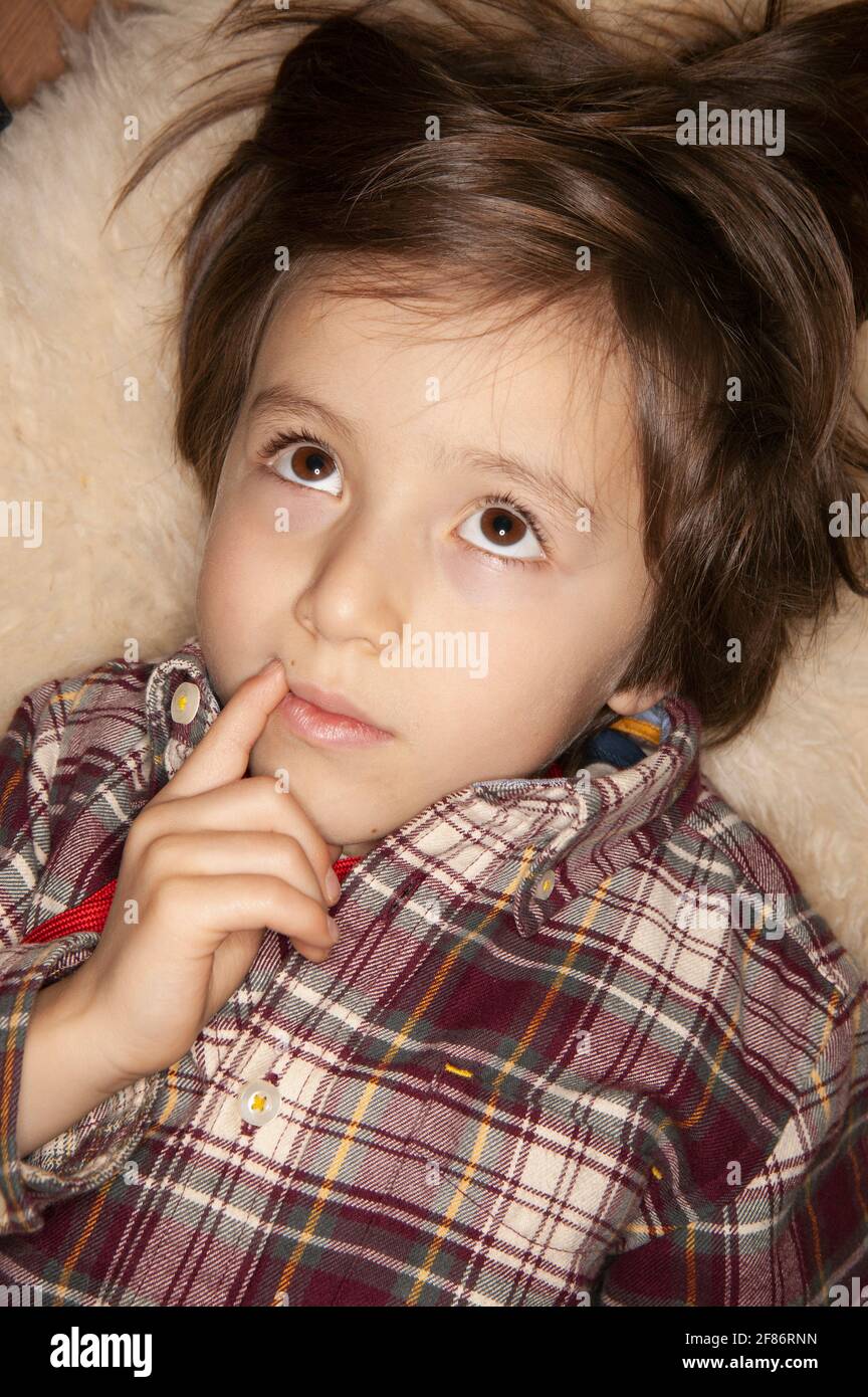 Ragazzo curioso che guarda in su Foto Stock