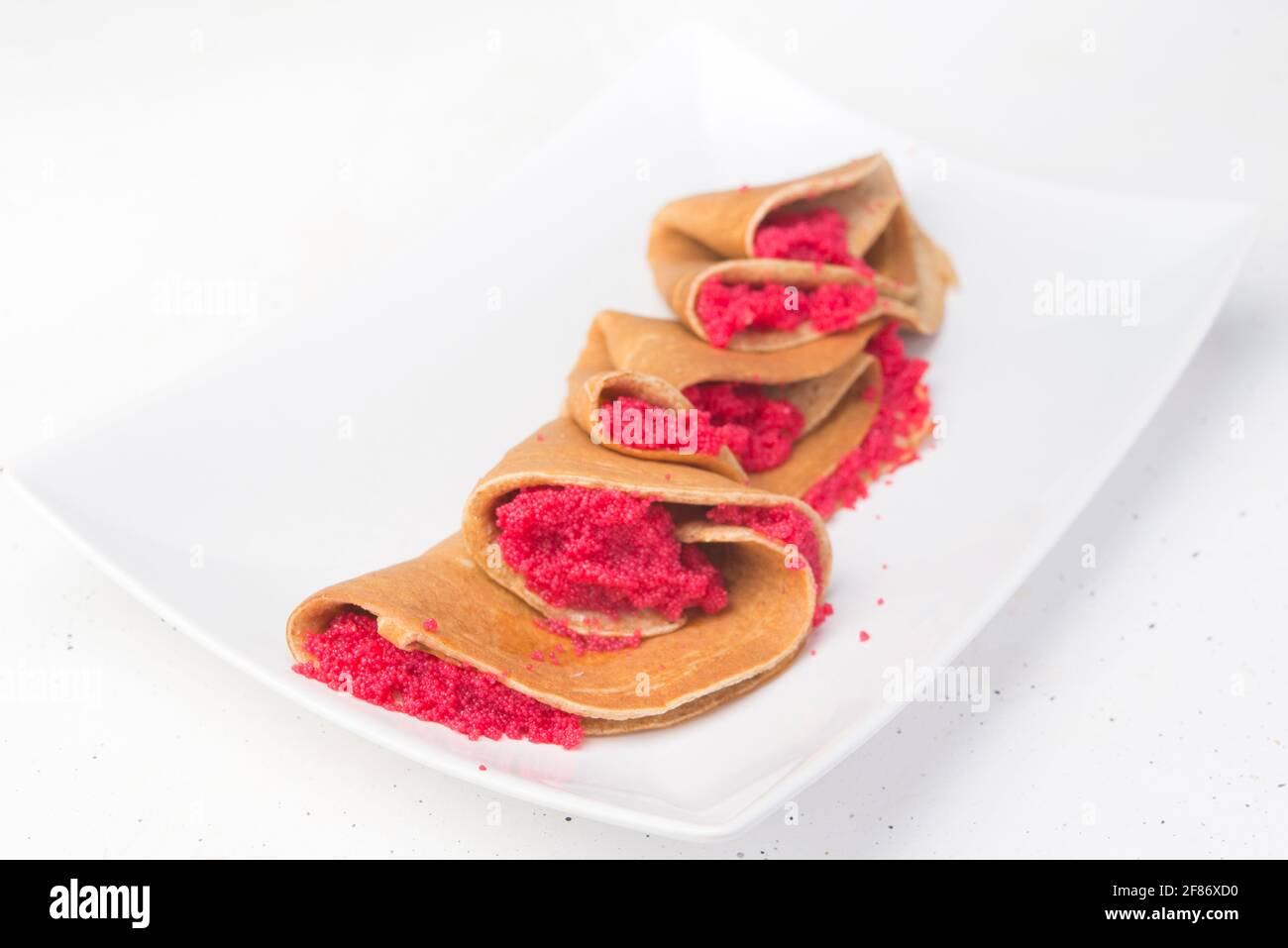 Blinis (crepes con caviale rosso tipico del carnevale russo) Foto Stock