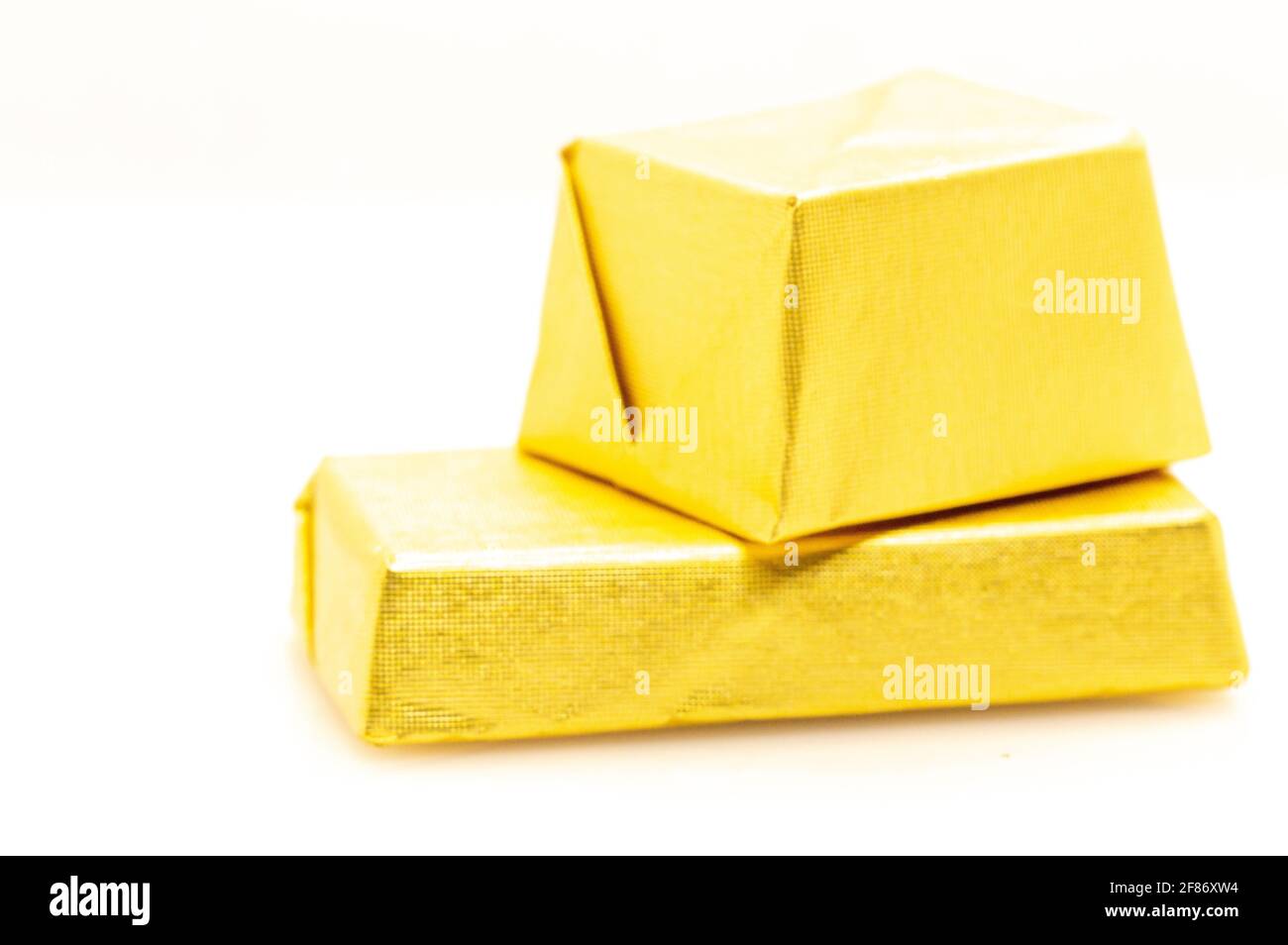 Caramelle al cioccolato sotto forma di barrette d'oro di metalli preziosi da vicino. Foto Stock
