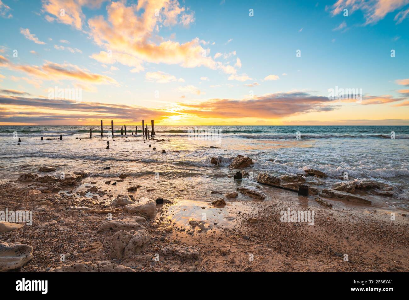 L'iconico molo di Port Willunga si incastra al tramonto, nella penisola di Fleurieu, Australia del Sud Foto Stock