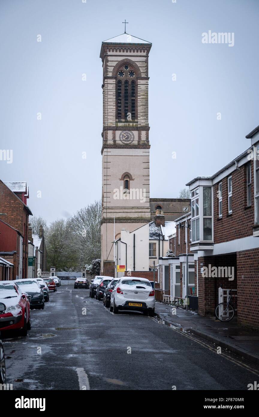 Oxford, Oxfordshire, Regno Unito. 12 aprile 2021. Neve a Oxford. Il paese si è svegliato alla neve sparsa, una sorpresa per il tempo di aprile. Stephen Charters prende il suo cane Roxie per una passeggiata. Essi controllare il vecchio bookbinders Pub su Canal St. Per vedere se il servizio all'aperto riprenderà oggi come il paese emerge un ulteriore passo fuori di blocco. Credit: Sidney Bruere/Alamy Live News Foto Stock