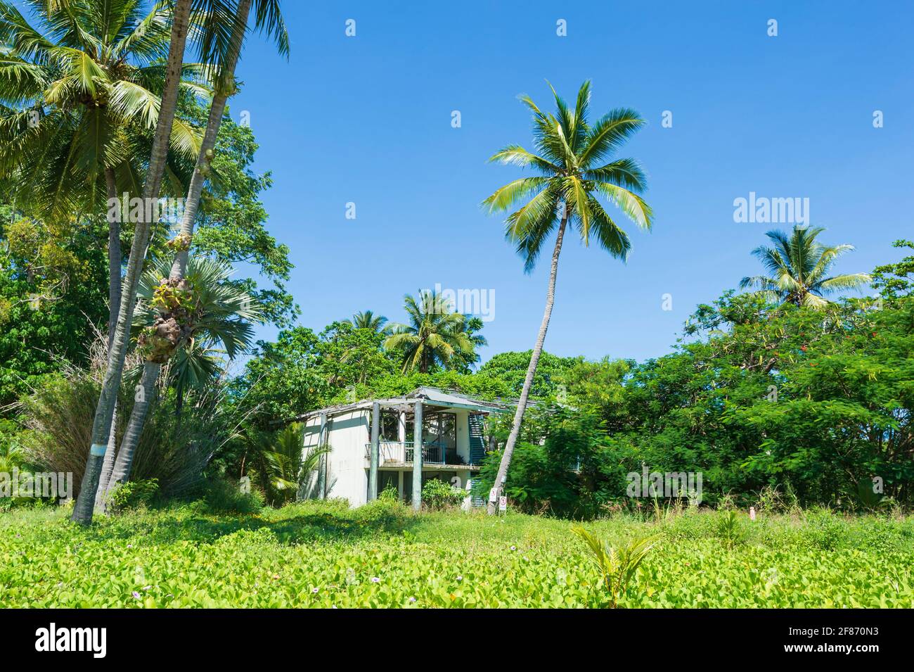 Un edificio del Dunk Island Resort distrutto dal ciclone Yasi nel 2011 e ora abbandonato, Dunk Island, Queensland, QLD, Australia Foto Stock