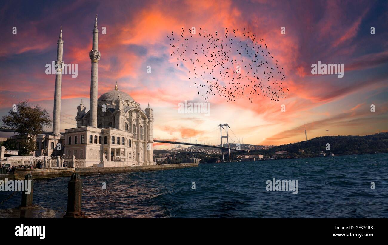 La Moschea Ortakoy (Ortakoy Camii) e il Ponte del Bosforo (Bogaz Koprusu), Istanbul. Bellissimo paesaggio della vecchia Moschea Buyuk Mecidiye con tramonto o alba Foto Stock