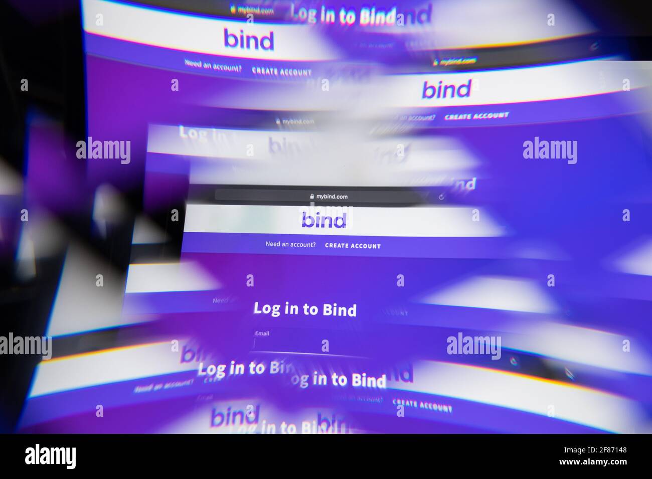 Milano, Italia - 10 APRILE 2021: Logo BIND on-Demand sullo schermo del laptop visto attraverso un prisma ottico. Immagine editoriale illustrativa di Bind on-Demand We Foto Stock