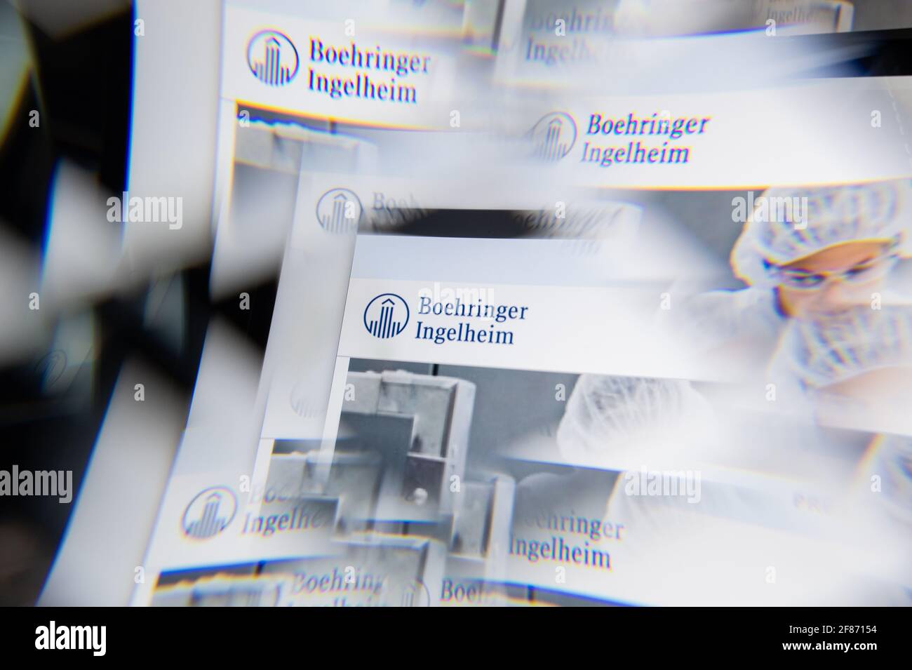 Milano, Italia - 10 APRILE 2021: Logo Boehringer Ingelheim sullo schermo del laptop visto attraverso un prisma ottico. Immagine editoriale illustrativa di Boehringer Foto Stock