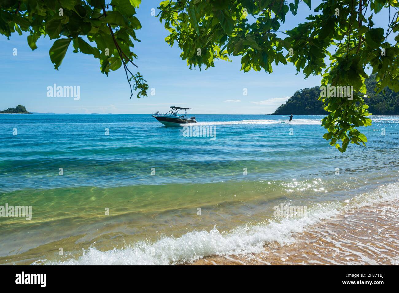 Sci nautico turistico al largo di Dunk Island, Queensland, QLD, Australia Foto Stock