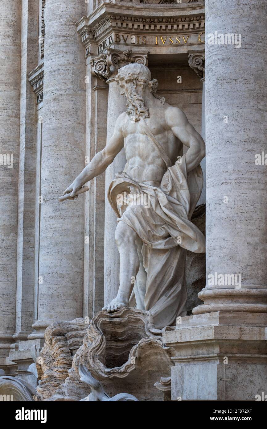 Statua dell'Oceano alla Fontana di Trevi a Roma, scultura barocca del XVIII secolo di Pietro Bracci. Foto Stock