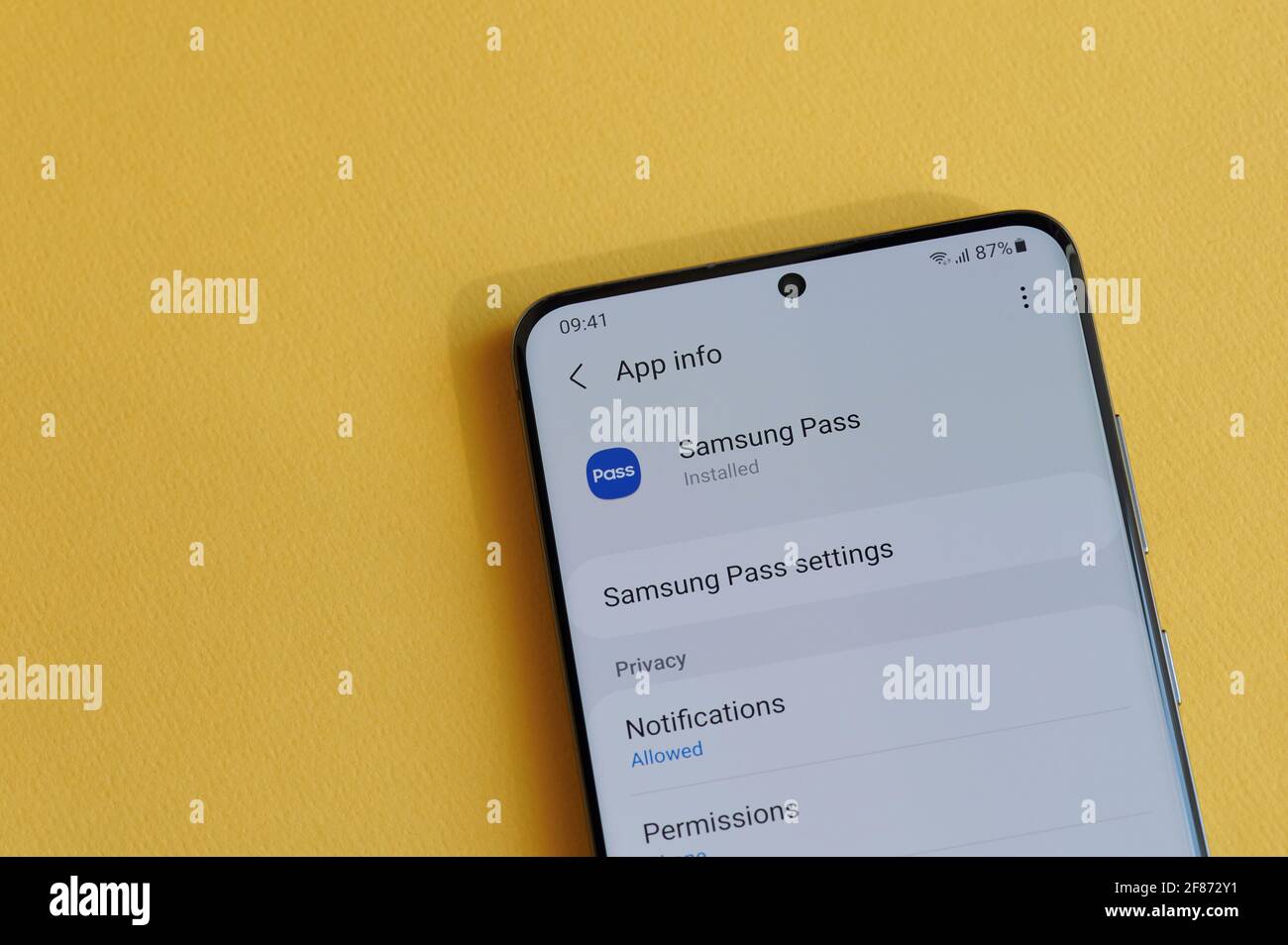 New york, USA - 12 aprile 2021: Modifica dell'impostazione della privacy nell'app Samsung pass sullo schermo dello smartphone su sfondo giallo Foto Stock