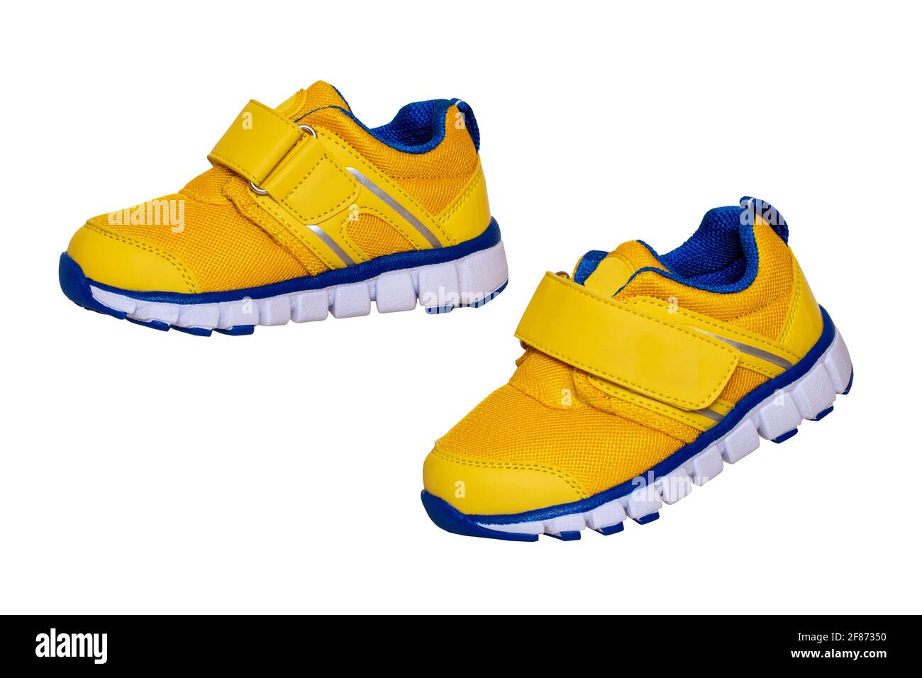 Bambino scarpe moda. Close-up di una coppia di giallo blu bambino sneaker o  scarpe sportive isolato su uno sfondo bianco. Elegante e alla moda e scarpe  per ragazze Foto stock - Alamy
