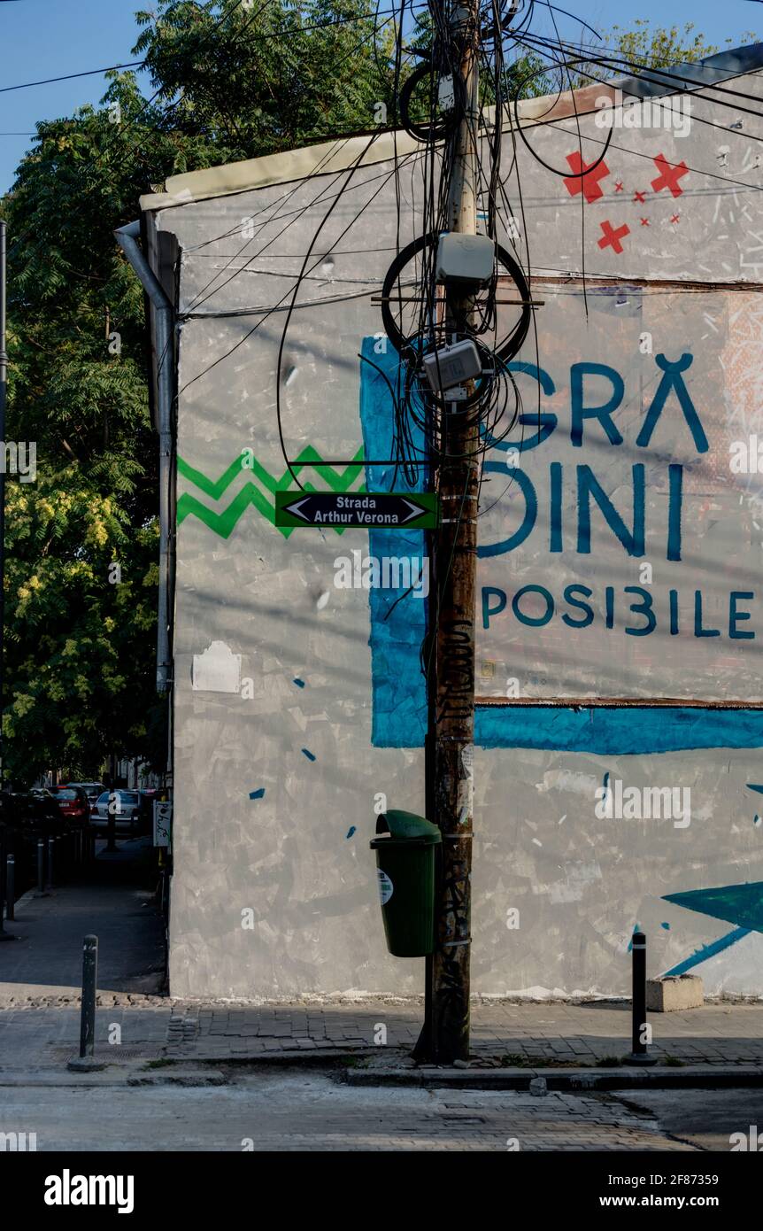 Un groviglio di fili elettrici nelle strade di Bucarest, Romania Foto Stock