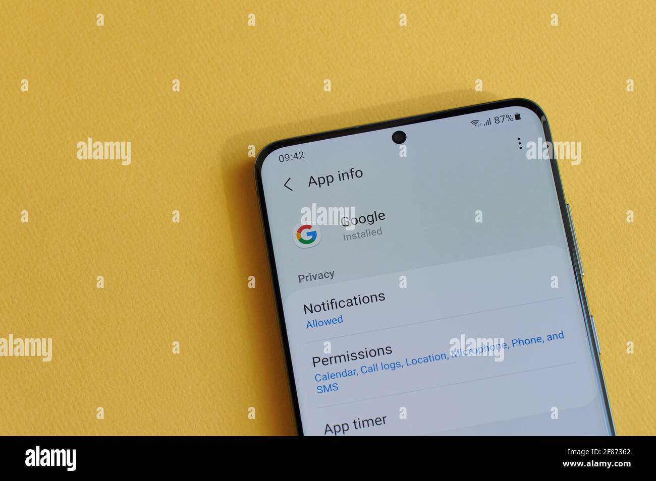 New york, USA - 12 aprile 2021: Modifica dell'impostazione della privacy in google App sullo schermo dello smartphone su sfondo giallo Foto Stock