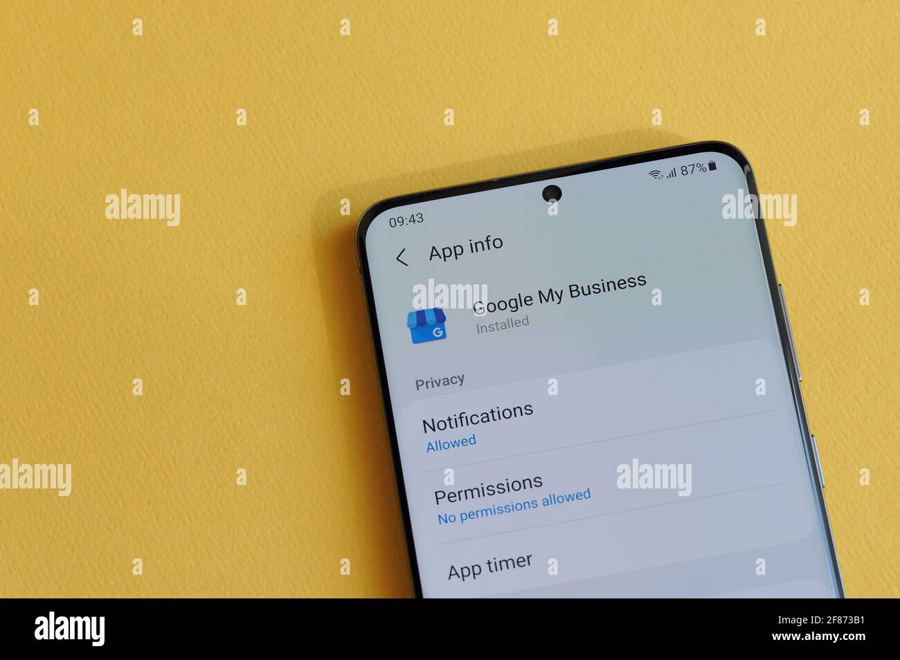 New york, USA - 12 aprile 2021: Modifica dell'impostazione della privacy in Google my business app sullo schermo dello smartphone su sfondo giallo Foto Stock
