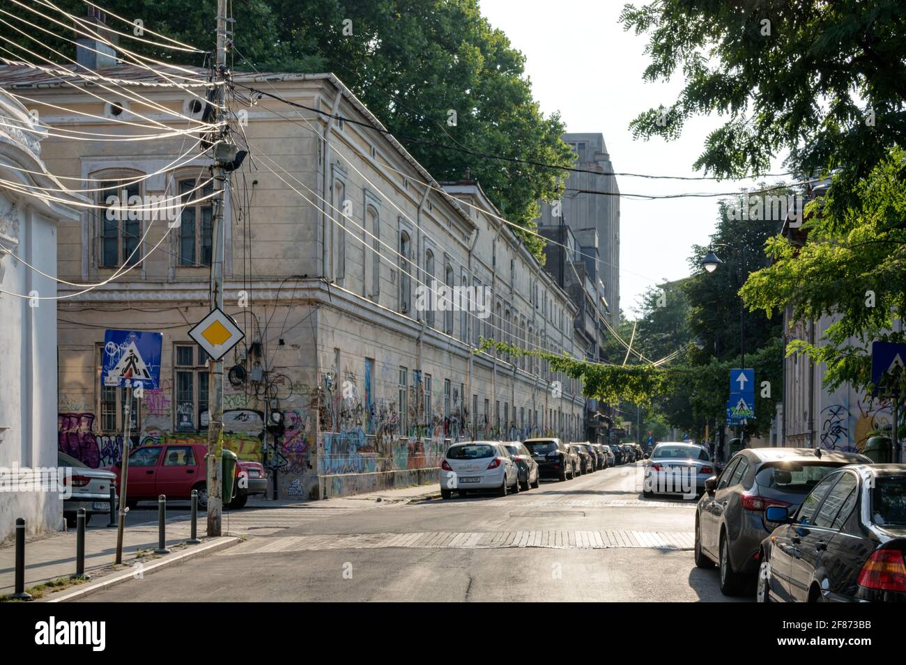 Un groviglio di fili elettrici nelle strade di Bucarest, Romania Foto Stock