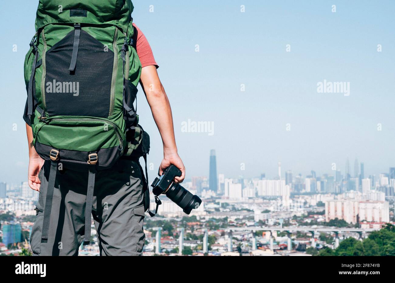 Fotografo avventuroso con macchina fotografica per esterni Foto Stock