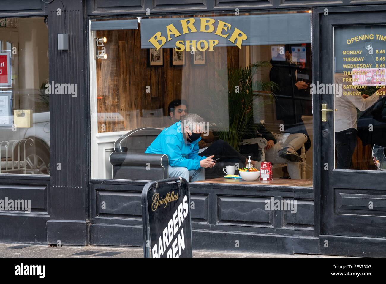 Brentwood Essex 12 aprile 2021 parziale alleggerimento di blocco come negozi e parrucchieri aperti su High Street, Brentwood, Essex tra neve credito: Ian Davidson/Alamy Live News Foto Stock