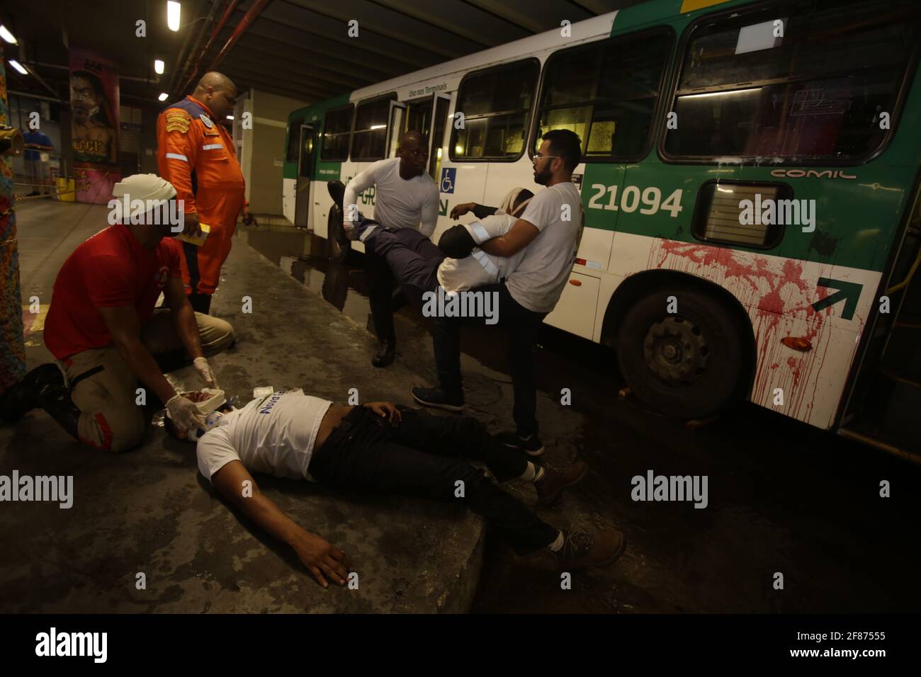 salvador, bahia / brasile - 2 luglio 2019: I soccorritori simulano l'addestramento di emergenza alla stazione di Lapa nella città di Salvador. *** Local Caption *** Foto Stock