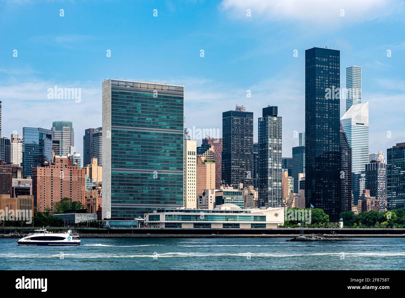 New York City, Stati Uniti d'America - 24 giugno 2018: Skyline di Midtown di Manhattan da East River un giorno di sole d'estate. Sede delle Nazioni Unite. Foto Stock