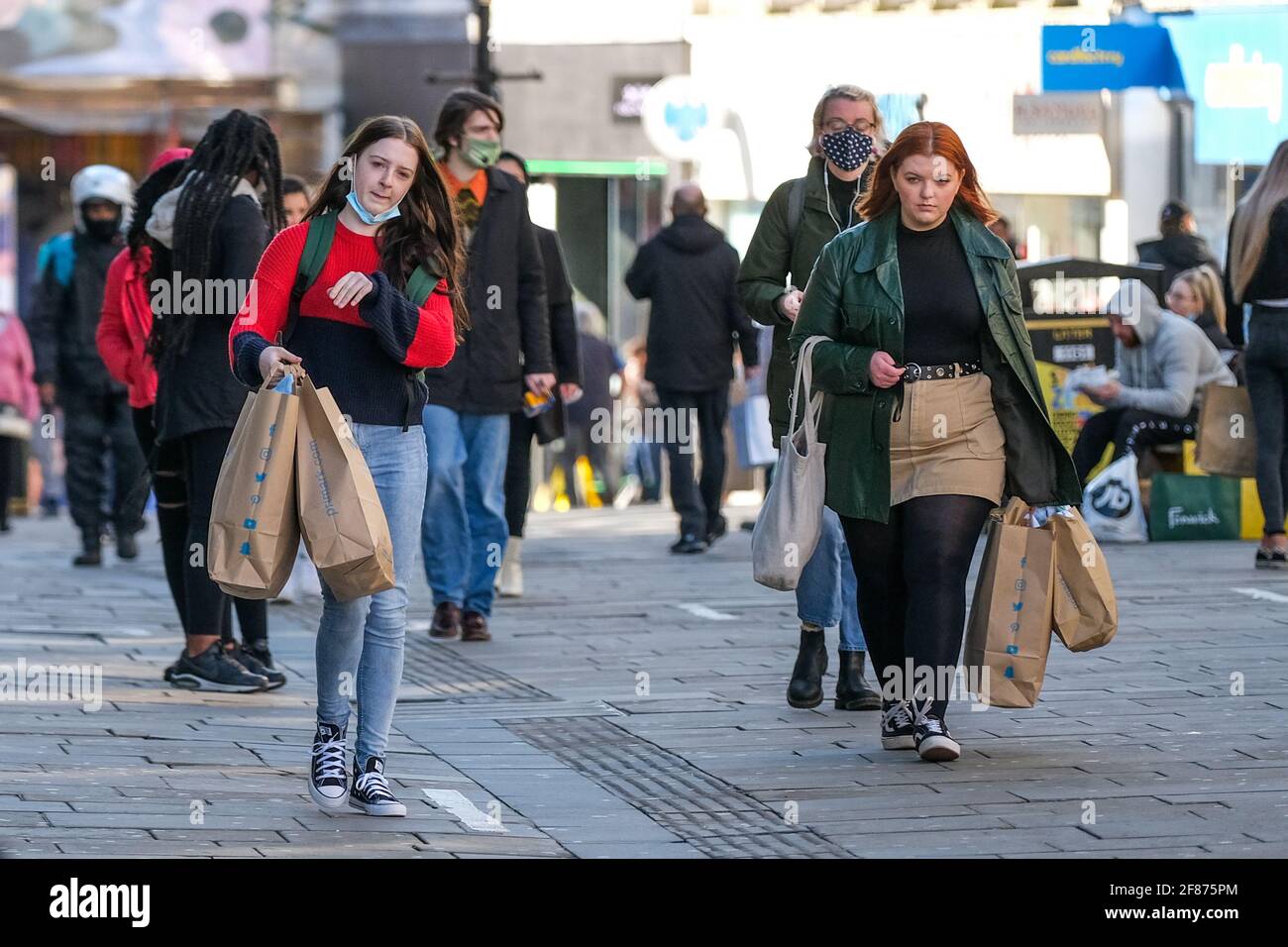 Newcastle, Regno Unito. 12 Aprile 2021. Gli appassionati di shopping tornano per le strade di Newcastle-upon-Tyne, poiché i negozi non essenziali riaprono mentre il Regno Unito si trova in una via di uscita dalle restrizioni del Covid-19. Credit: Thomas Jackson/Alamy Live News Foto Stock