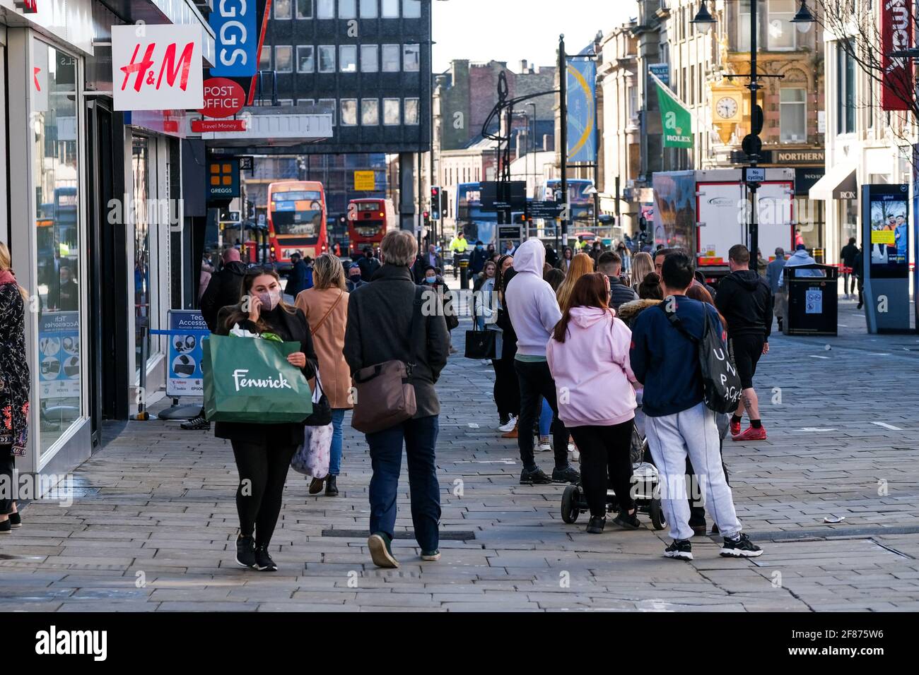 Newcastle, Regno Unito. 12 Aprile 2021. Gli appassionati di shopping tornano per le strade di Newcastle-upon-Tyne, poiché i negozi non essenziali riaprono mentre il Regno Unito si trova in una via di uscita dalle restrizioni del Covid-19. Credit: Thomas Jackson/Alamy Live News Foto Stock