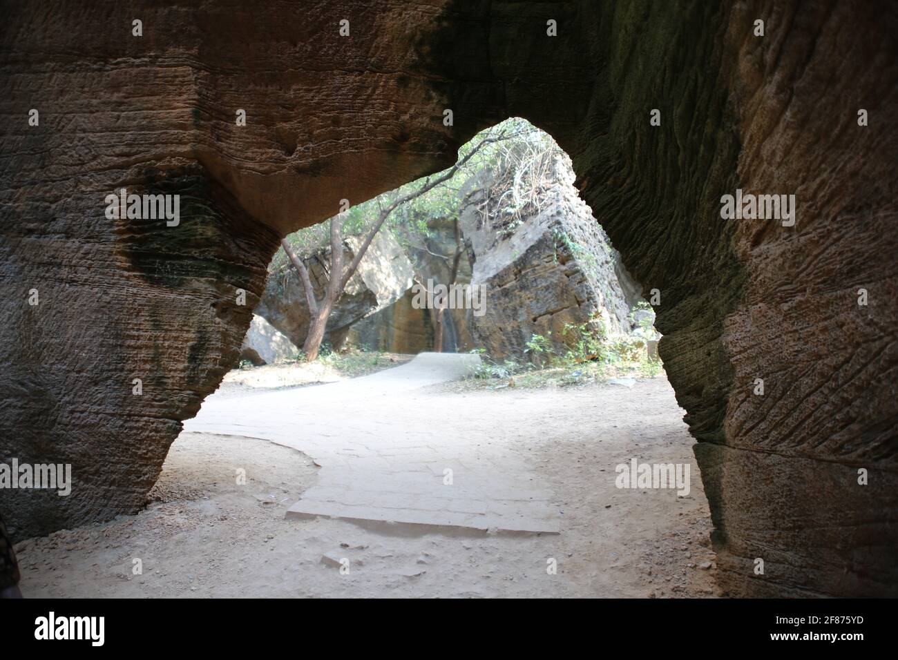 Grotta all'interno di una montagna rocciosa Foto Stock