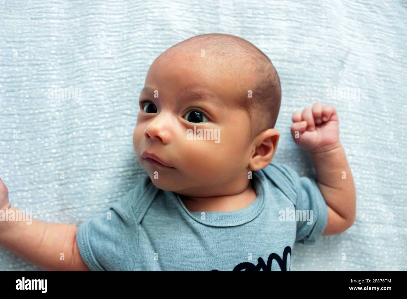 Bambino con viso molto sorpreso. Il bambino piccolo sta pensando seriamente Foto Stock