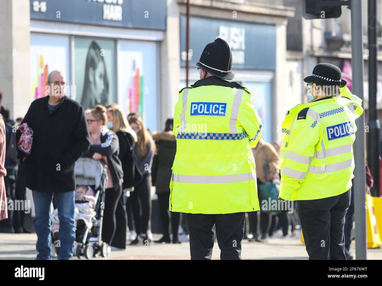 Hampshire polizia ufficiali in pattuglia a Southampton High Street. Foto Stock