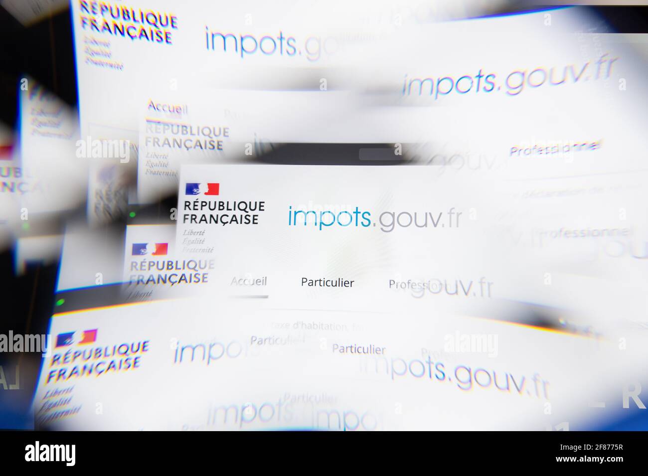 Milano, Italia - 10 APRILE 2021: Logo impots.gouv.fr sullo schermo del laptop visto tramite un prisma ottico. Immagine editoriale illustrativa da impots.gouv.fr noi Foto Stock