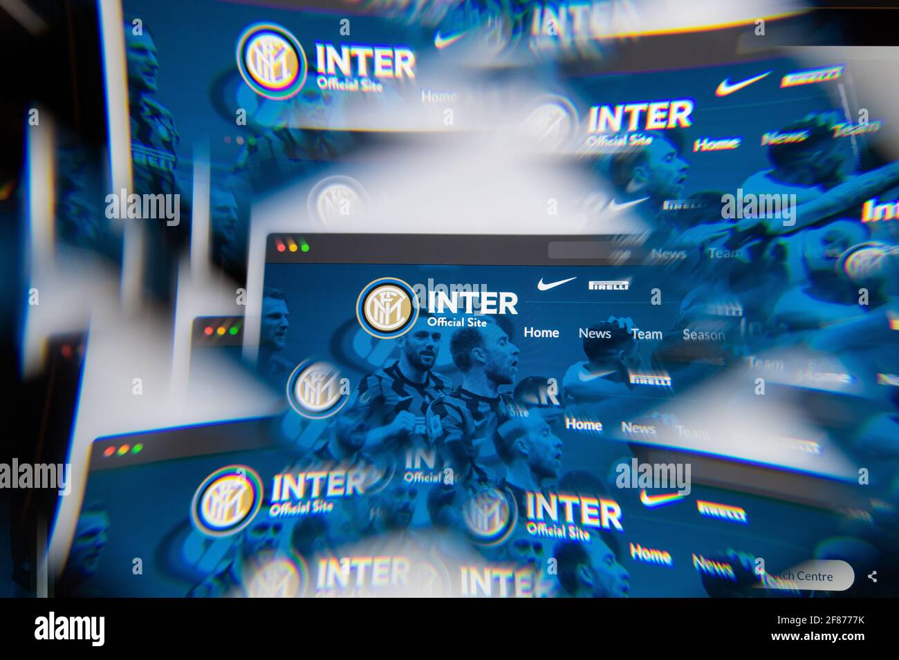 Milano, Italia - 10 APRILE 2021: Logo inter milan sullo schermo del laptop visto tramite un prisma ottico. Immagine editoriale illustrativa dal sito internet di Inter milan. Foto Stock